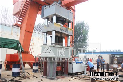 三梁四柱油壓機