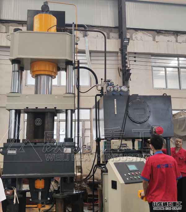 400噸熱鍛成型油壓機(jī)-鑿巖釬具鍛壓加工設(shè)備