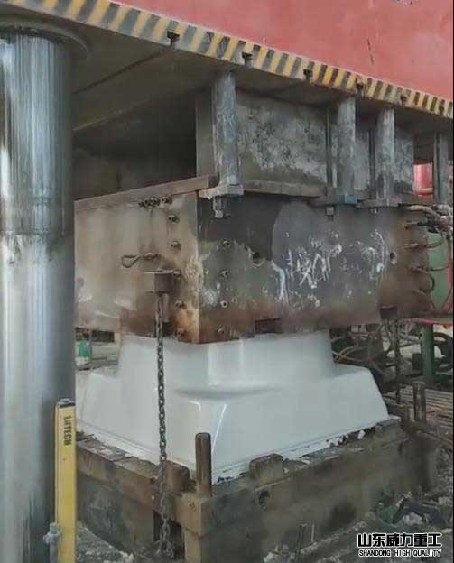 模壓玻璃鋼風(fēng)機(jī)罩殼加工現(xiàn)場(chǎng)